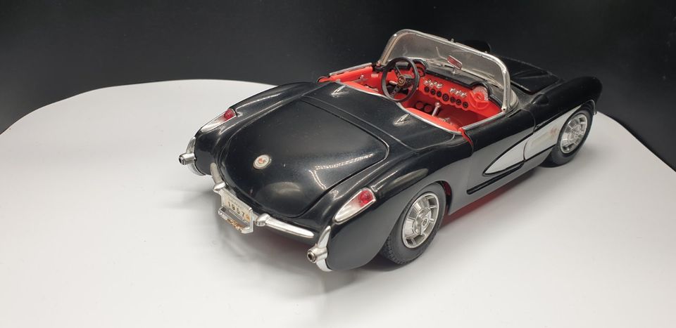 Bburago 1:18 Chevrolet Corvette 1957 "made in italy" Black beauty in Untersiegenbühl