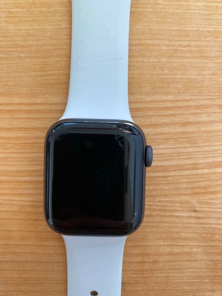 Apple Watch SE 40mm Aluminium & ceramic case S/M in Seligenstadt