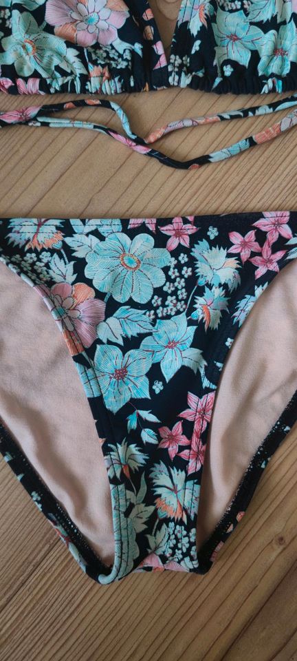 O'Neill Bikini schwarz mit Blumen Größe S in Berlin