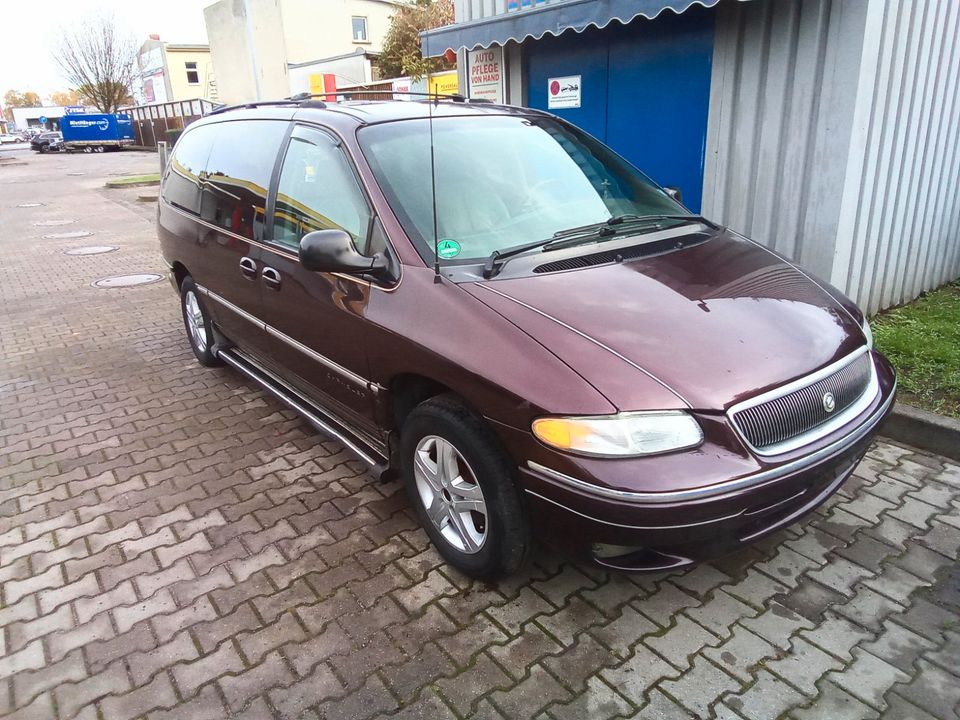 Chrysler Voyager Automatik Benzin/Gas 3,6 Leder 7Sitzer in Berlin