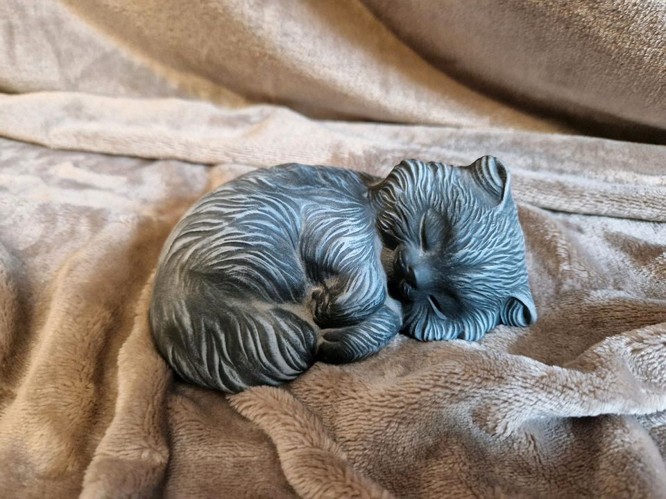 Katze aus Gips in Uetersen