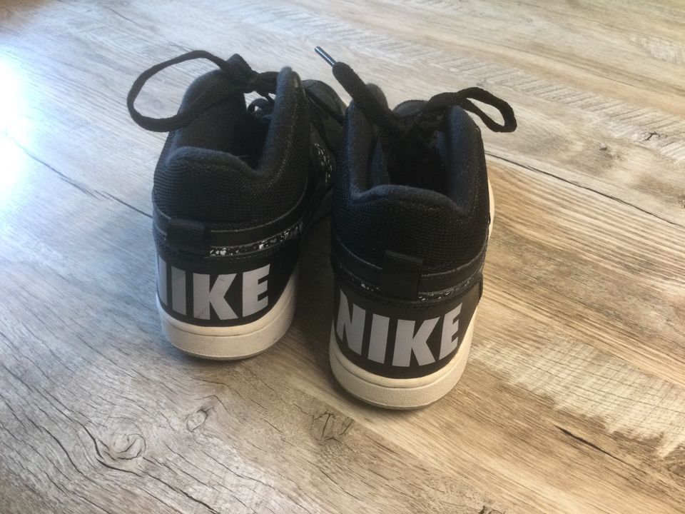 Nike Sportschuh Größe 38 in Sondershausen