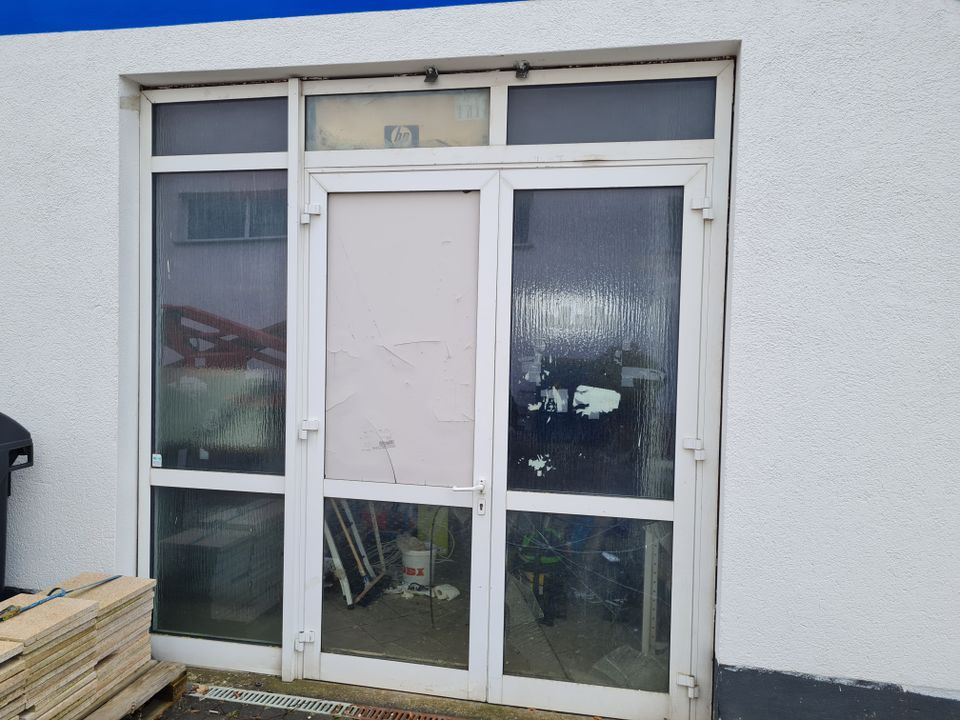 Fensterfront 3teilig mit 2teiliger Flügeltür 3x3 Metallrahmen in Dörth