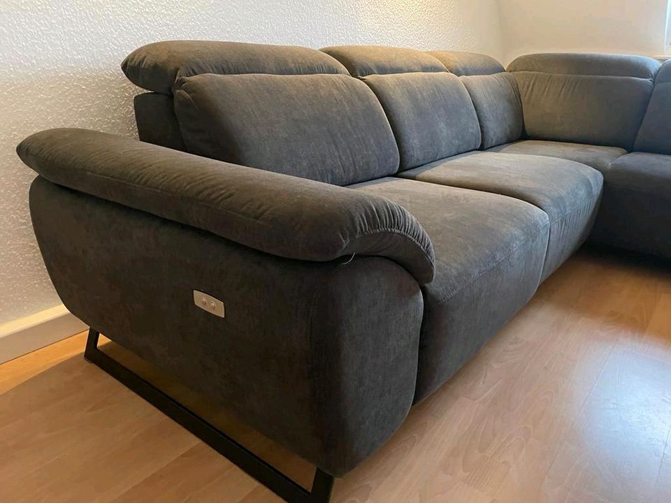 Neuwertige elektrisch verstellbare Funktions-Couch / Sofa in grau in Eschweiler