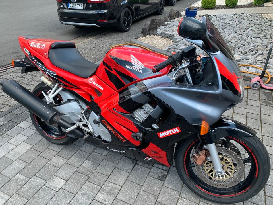 Honda CBR 600f PC31 / A2 tauglich in Wilnsdorf