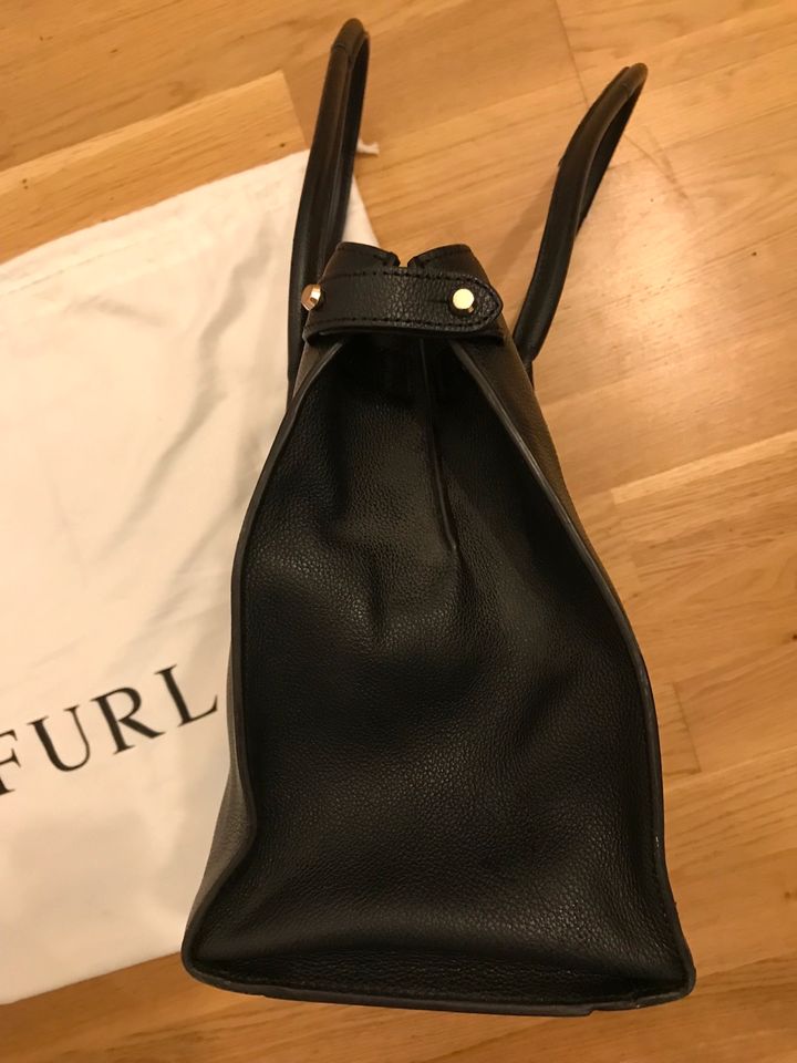 Furla schwarze Lederhandtasche groß in Stuttgart