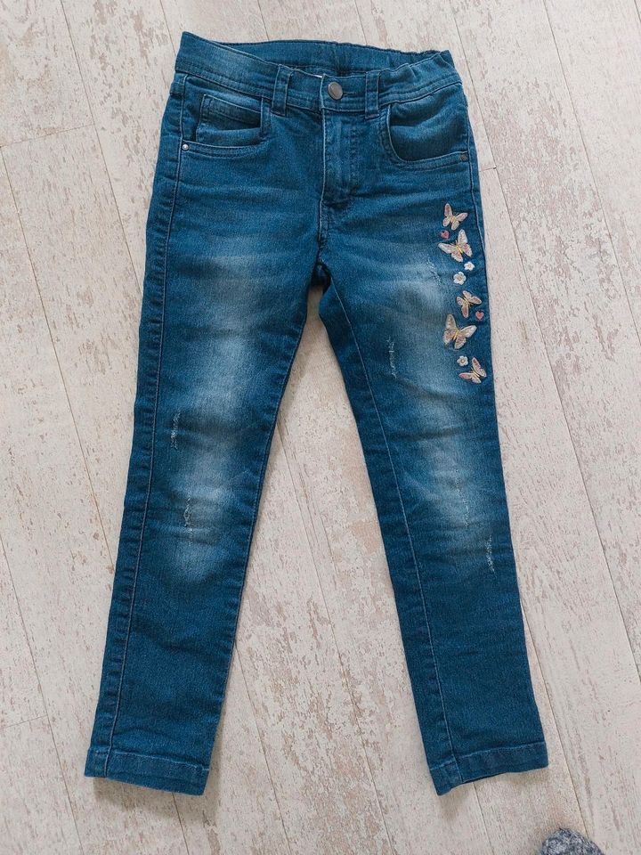 Jeans Jeanshose Gr. 122 mit Schmetterlingen, Blumen, Herzen in Elmenhorst/Lichtenhagen