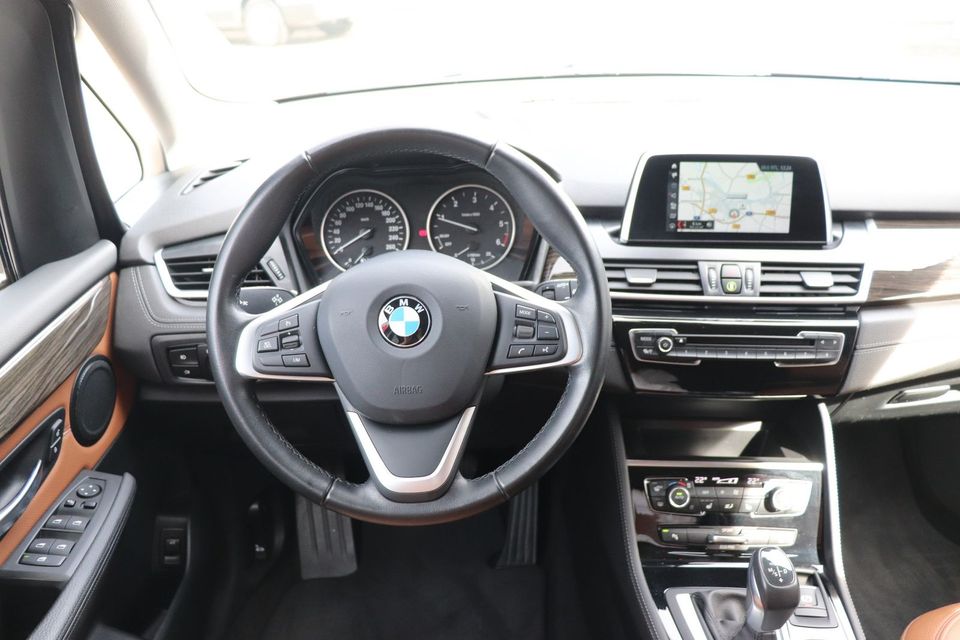 BMW 220d A Active Tourer xDrive Luxury Line AHK LED in Magdeburg