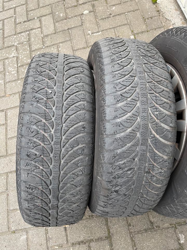 Winterreifen 195/65R15 91T mit Original VW Radkappen Golf 5,6,7 in Wolfenbüttel