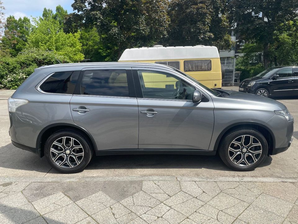 Mitsubishi Outlander  4WD.Auto.Leder.Navi.7 SITZER.kamera.A in Berlin