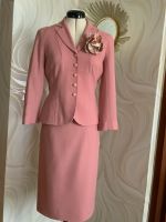 MOSCHINO Damen Kostüm IT 40 DE34 Wolle Rosé Jacket Rock Brosche Baden-Württemberg - Pforzheim Vorschau