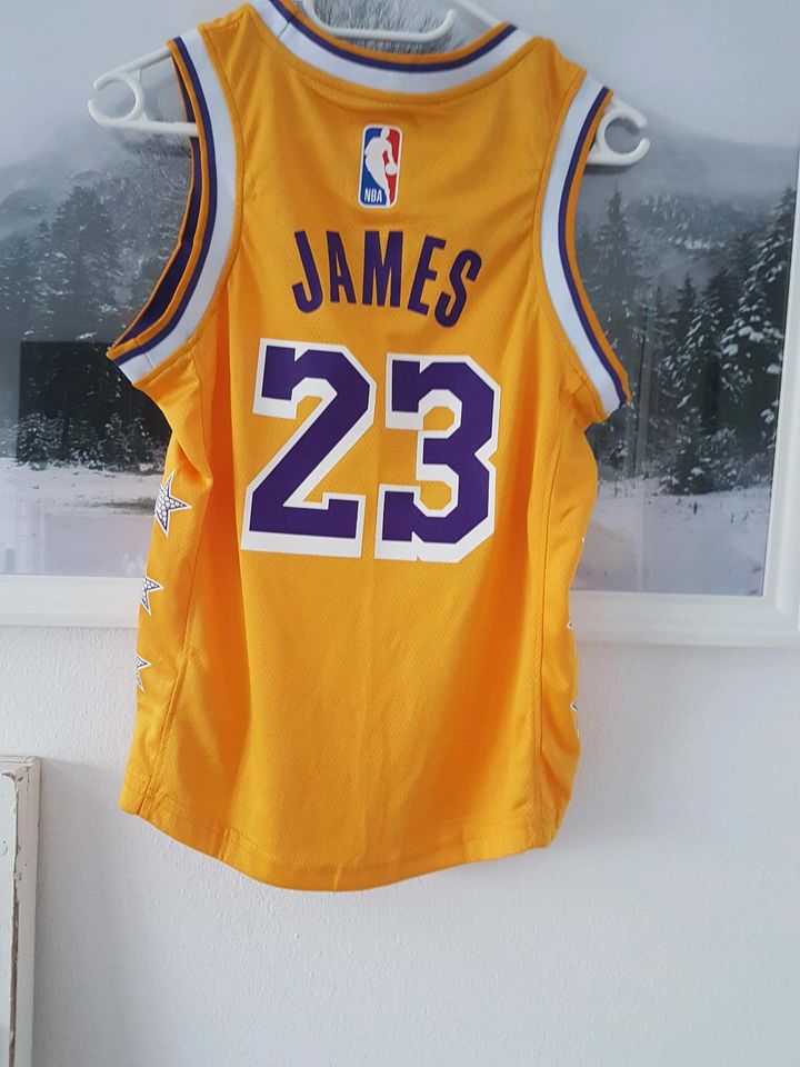 NIKE LAKERS 23 JAMES T-SHIRT GR 152 in Geseke