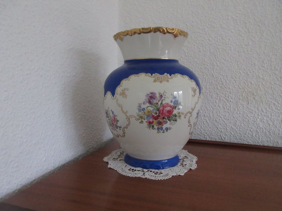 Weiß-blaue Vase mit Rosenmotiven in Berlin