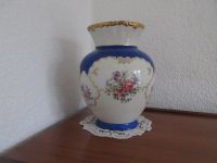 Weiß-blaue Vase mit Rosenmotiven Berlin - Niederschönhausen Vorschau