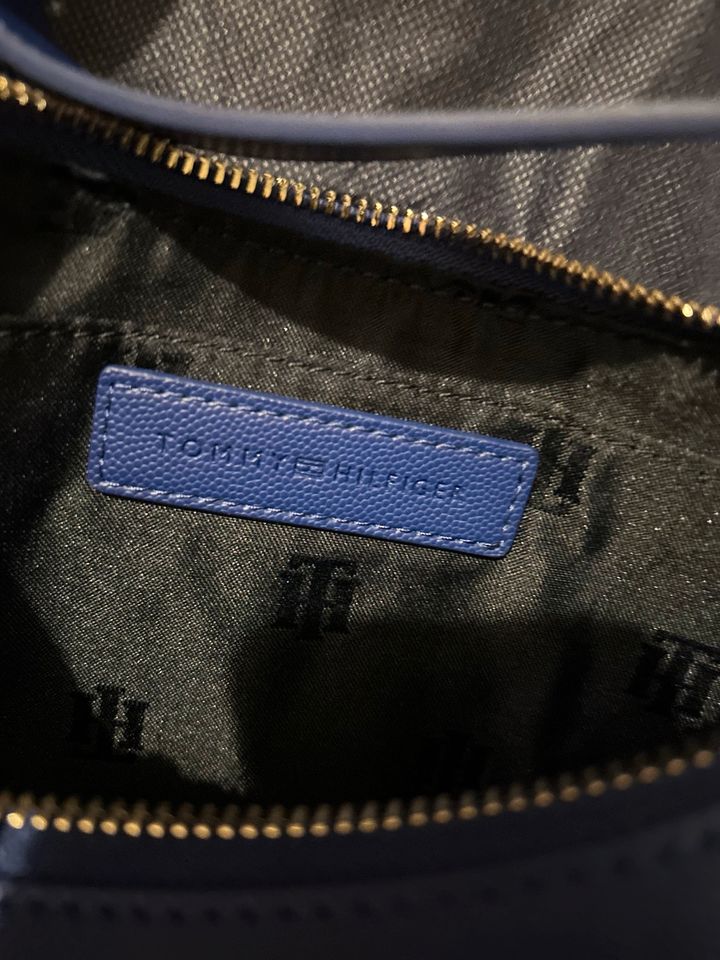 Neu Tommy Hilfiger Tasche blau Gold Halbmond in München