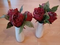 Zwei weiße Vasen mit jeweils einem Strauß Rosen Altona - Hamburg Osdorf Vorschau