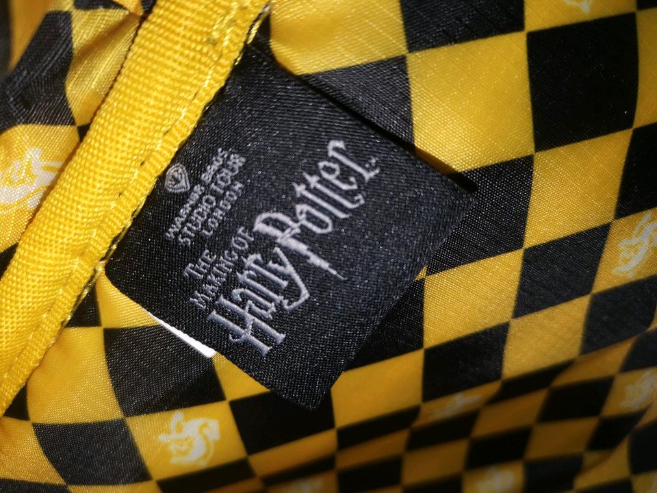 Universal Studios Harry Potter Crest Hufflepuff Rucksack in Düsseldorf