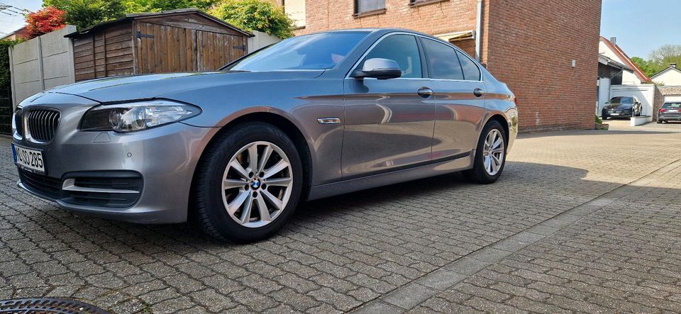 TOP PACKET* BMW 530 Luxury*XENON*KAMERA*HEAD UP* in Moers