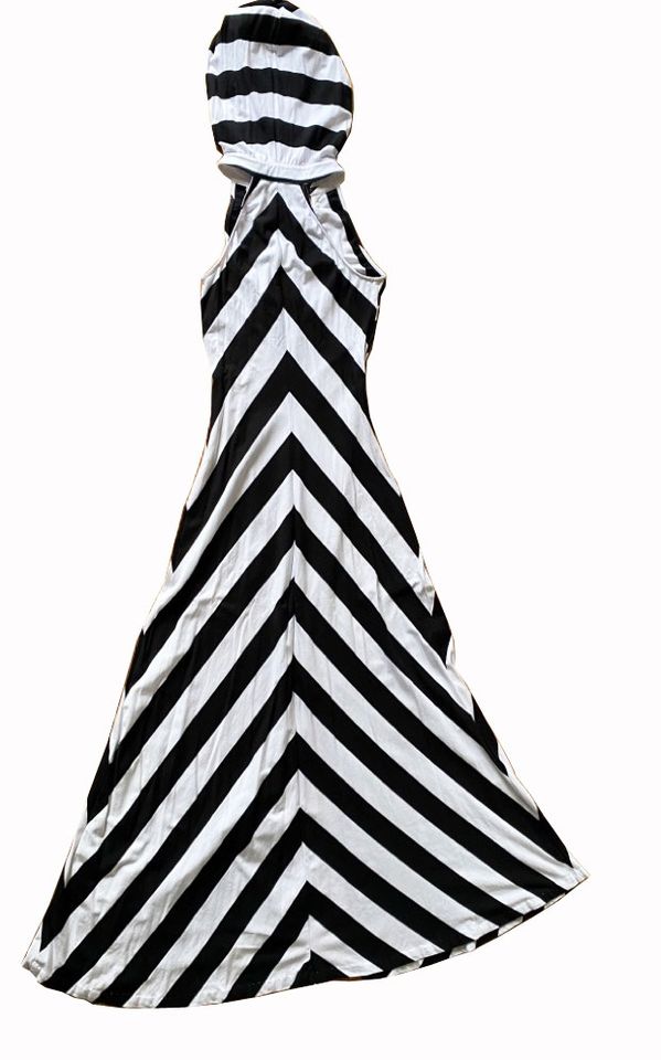 Langes schwarz/weißes Kleid mit Kapuze von Black Carpet in Hamburg