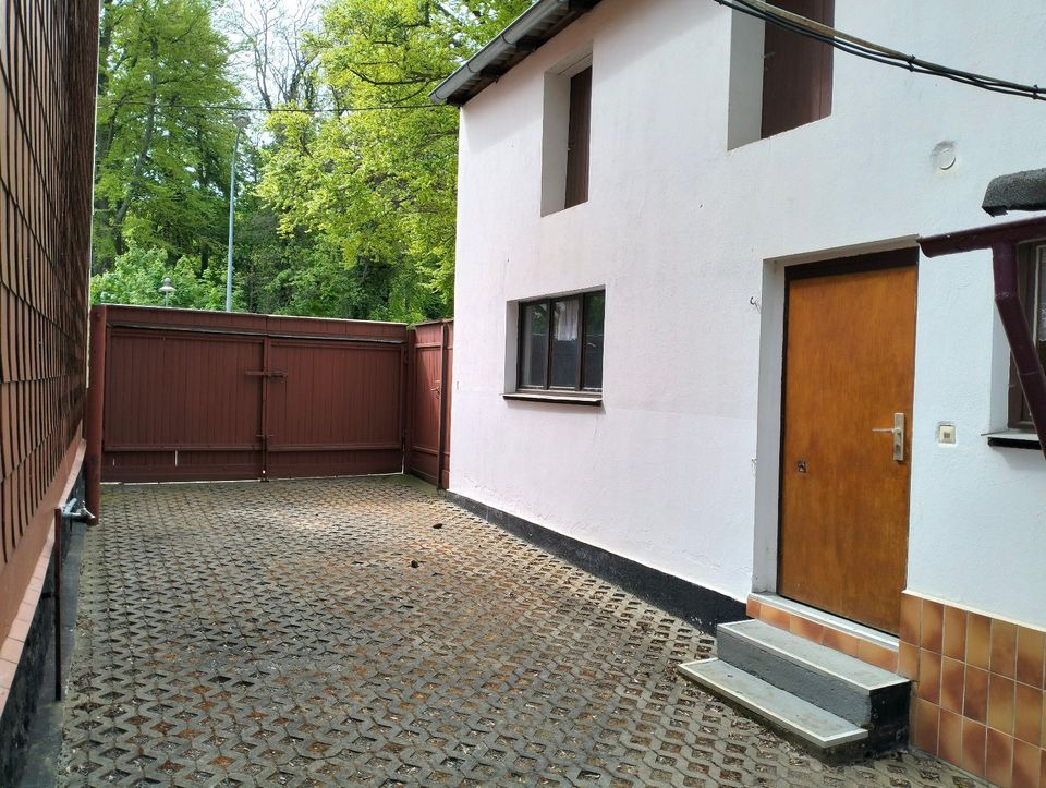 Haus mit Garage, Nebengebäude und Gewerbeeinheit in guter Lage in Wernigerode