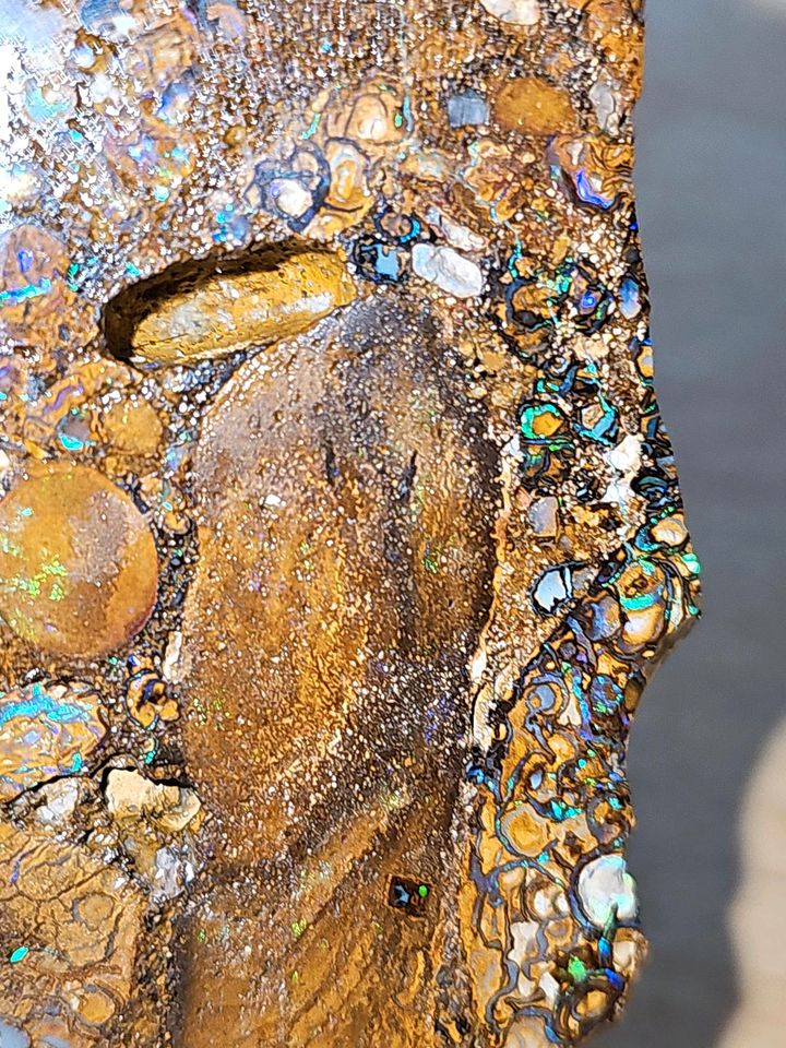 478ct Boulder Opal Anschliff Australien, tolle Muster in Haar