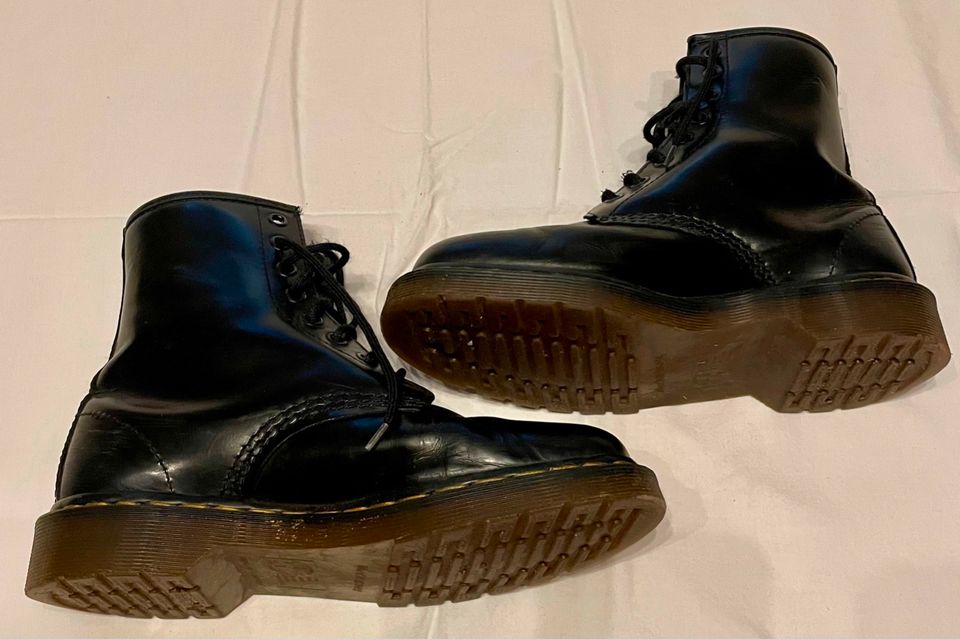 Dr. Martens Schnürstiefel, schwarz, Gr. 38 in Trassem