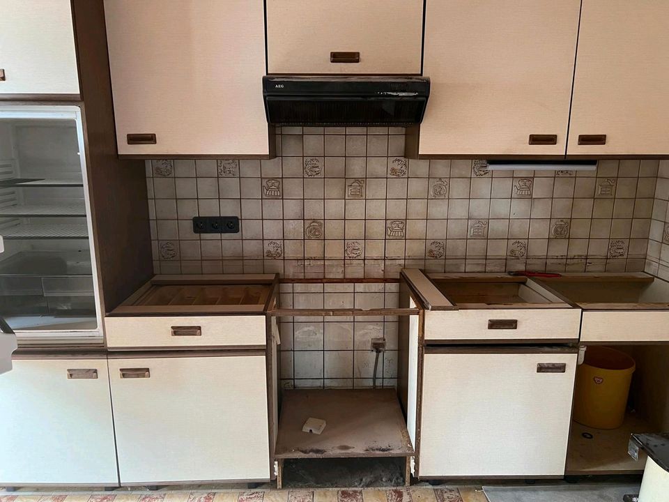 Küchenschränke, Ofen (defekt), Kühlschrank,Abzugshaube in Kerpen