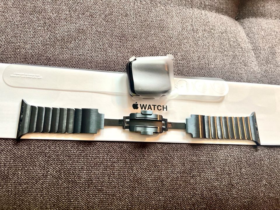 Apple Watch 3 Stainless Steel 38 mm Armband in Spacegrey in Landshut