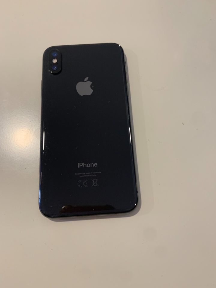 iPhone XS mit Hülle und Panzerglas in Uder