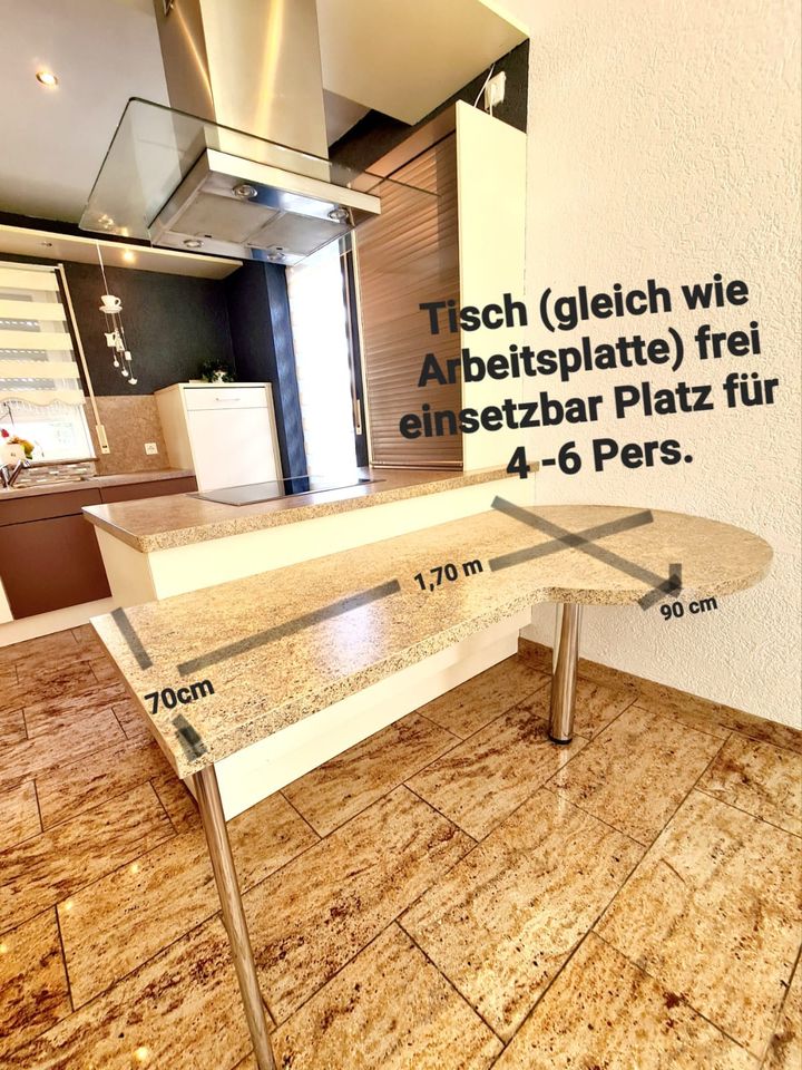 Tolle Küche mit Kochinsel  inkl. E-Geräte in creme/braun in Königsfeld