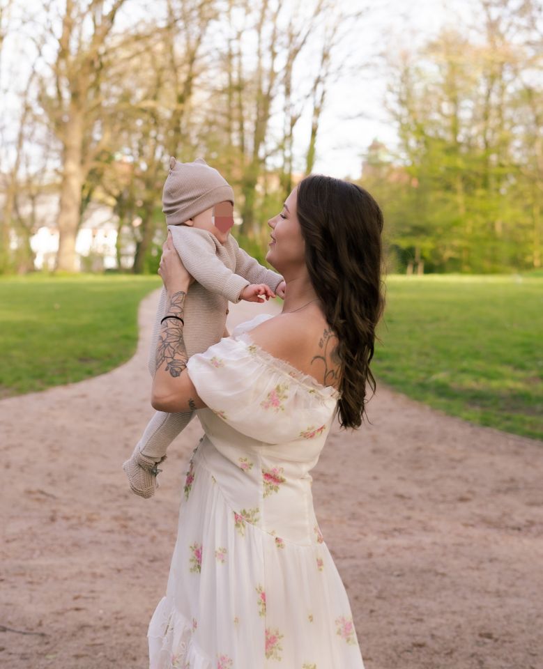 Mommy and Me Fotoshooting  Mama Baby Kind Fotograf Fotos Portrait in Mittelangeln