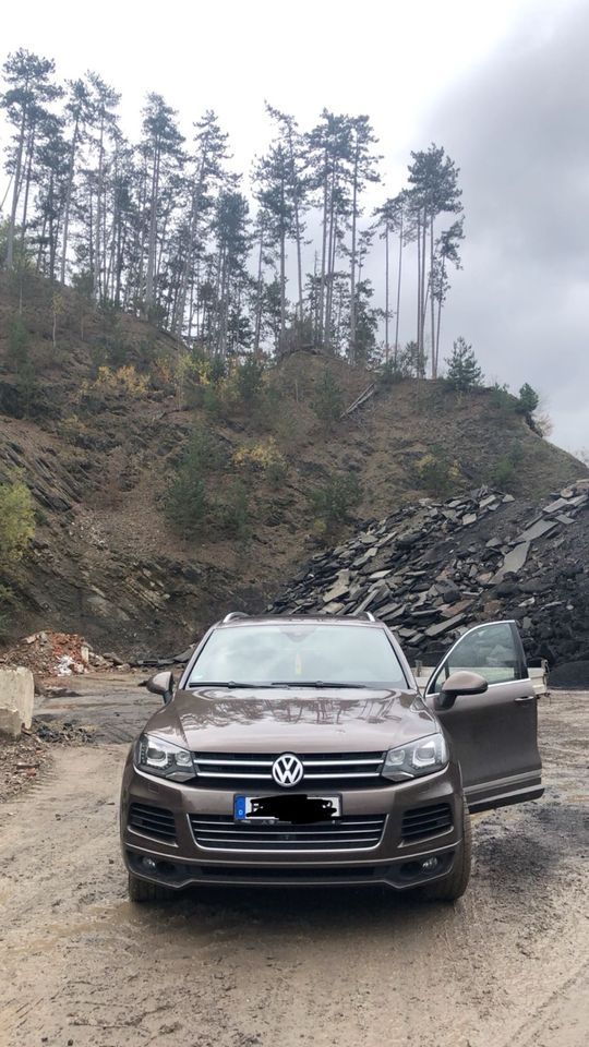 Auto SUV VW Touareg 4.2 TDI V8 R-Line braun AHK 3.5 t Anhängelast in Spangenberg