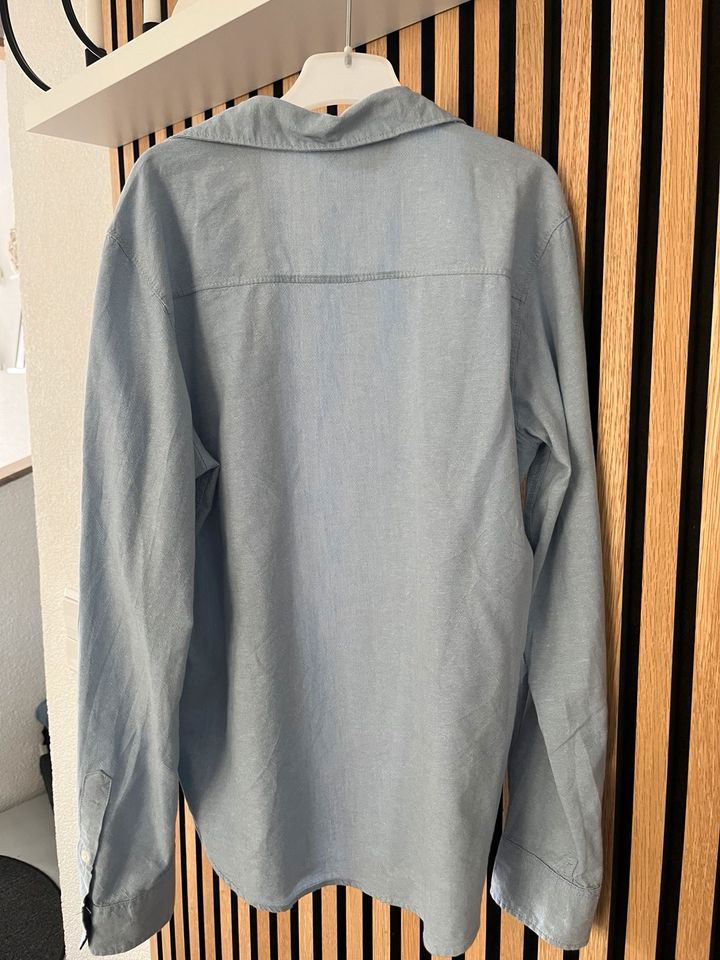 Verkaufe ein hellblaues langärmeliges Hemd in Gr. 152 von H&M in Stuttgart