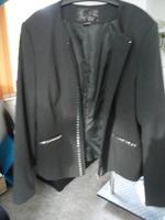 modischer Blazer grau/schwarz kleine Jacke mit Nieten Größe 42 Berlin - Treptow Vorschau