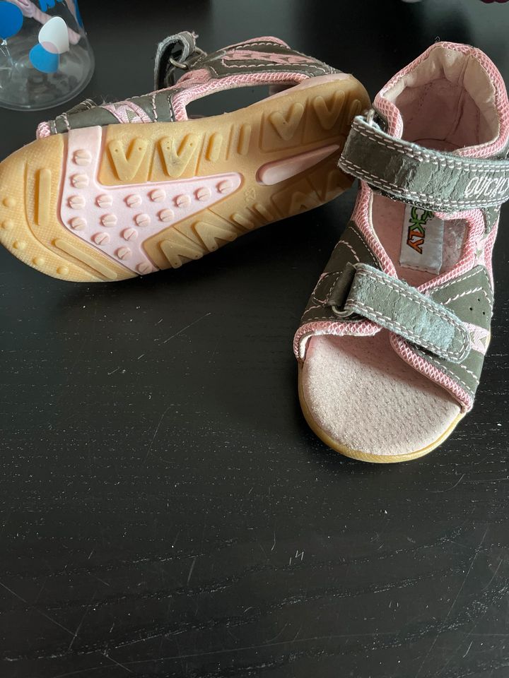 Verkaufe hier Baby Sandalen in Buxtehude