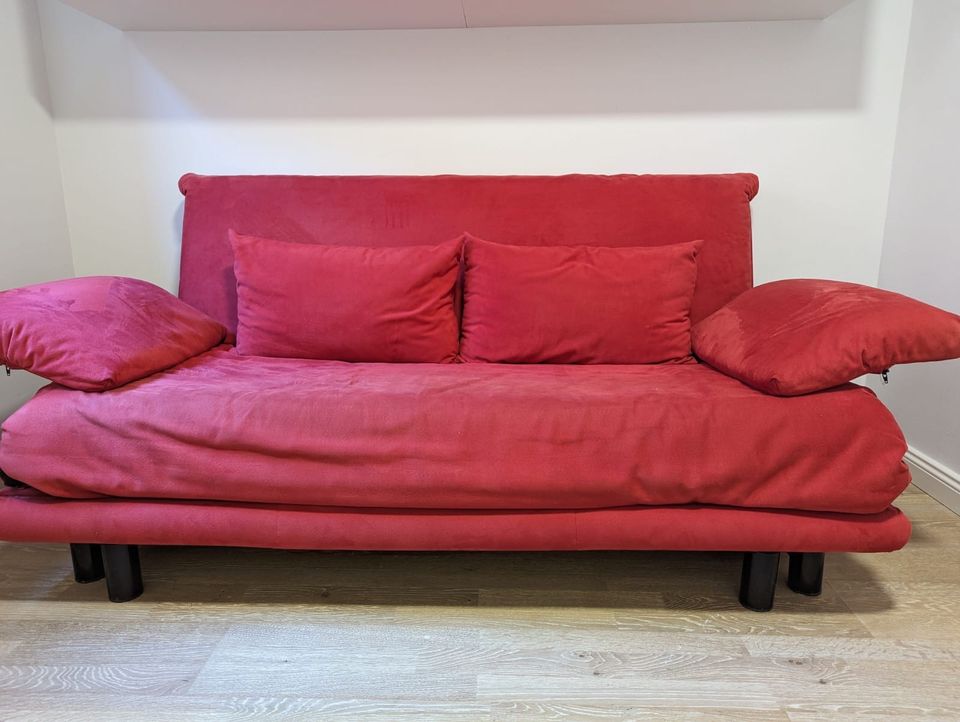 Ligne Roset Multy Dreisitzer Schlafsofa Rot Microfaser Couch Sofa in Oberhausen