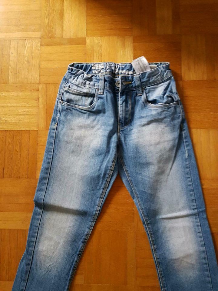 Jeans Gr. 146 im sehr guten Zustand,  am Bund verstellbar in Krailling