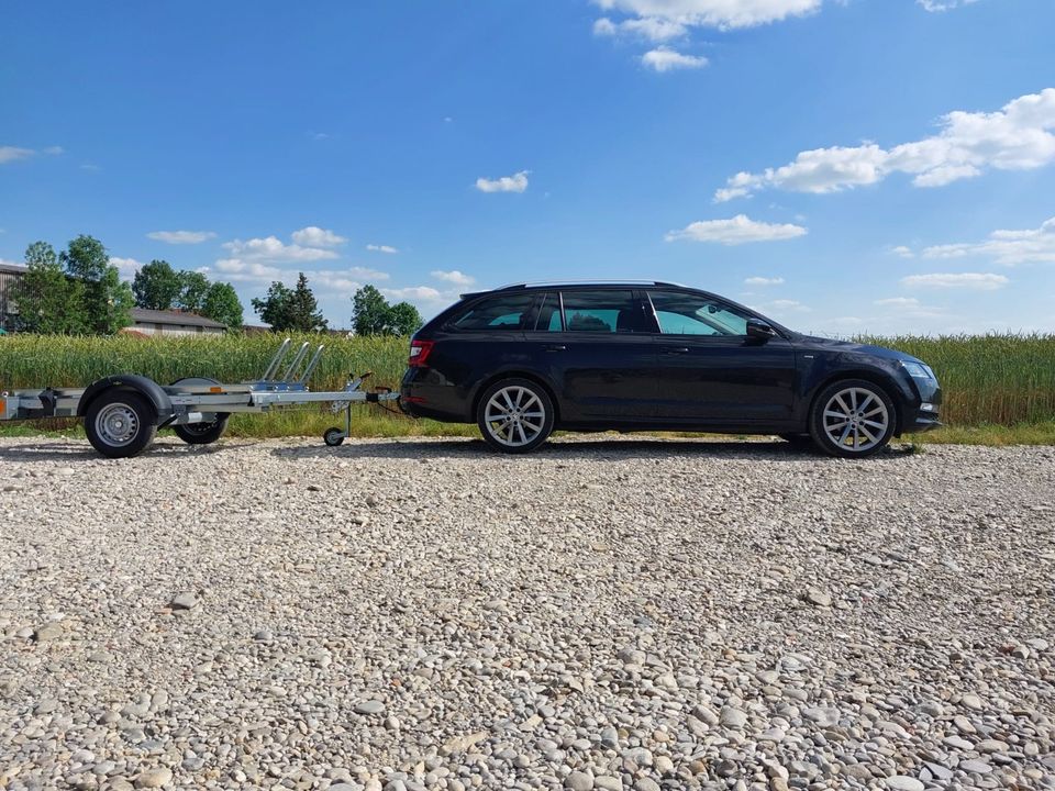 Leihwagen mit Motorradanhänger KFZ Anhänger mit Auffahrschiene in Königsbrunn