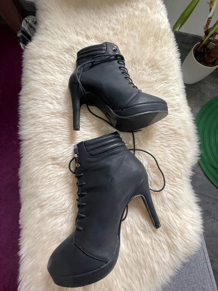 Super Schnürstiefelette Pumps Heels wie neu in Rahden