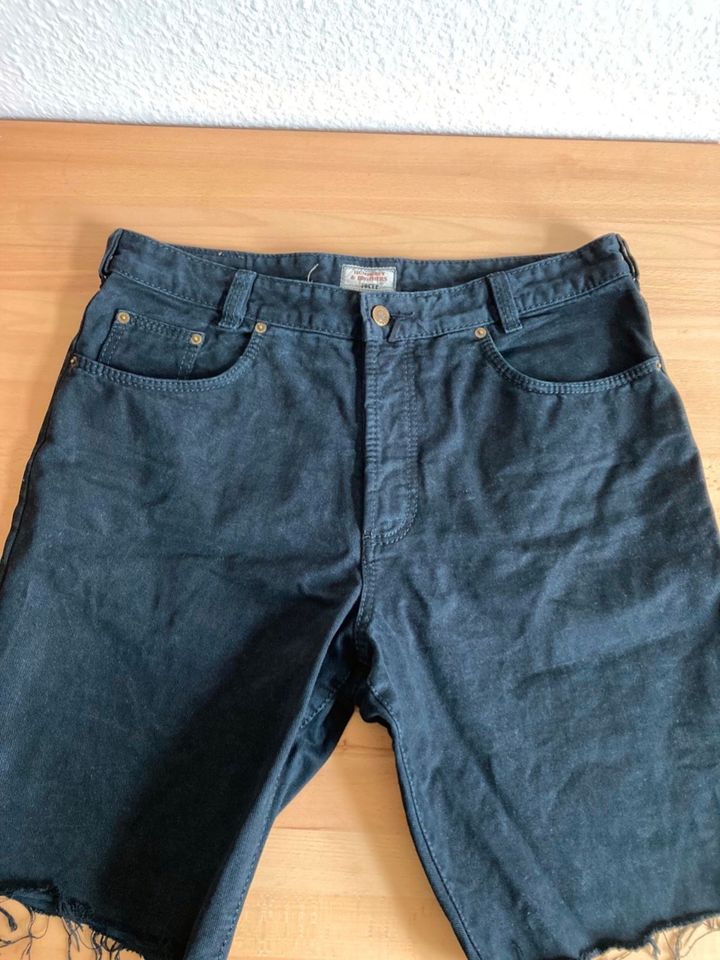 Joker Jeansshorts XL schwarz Jeans Shorts gekürzt abgeschnitten in Berlin
