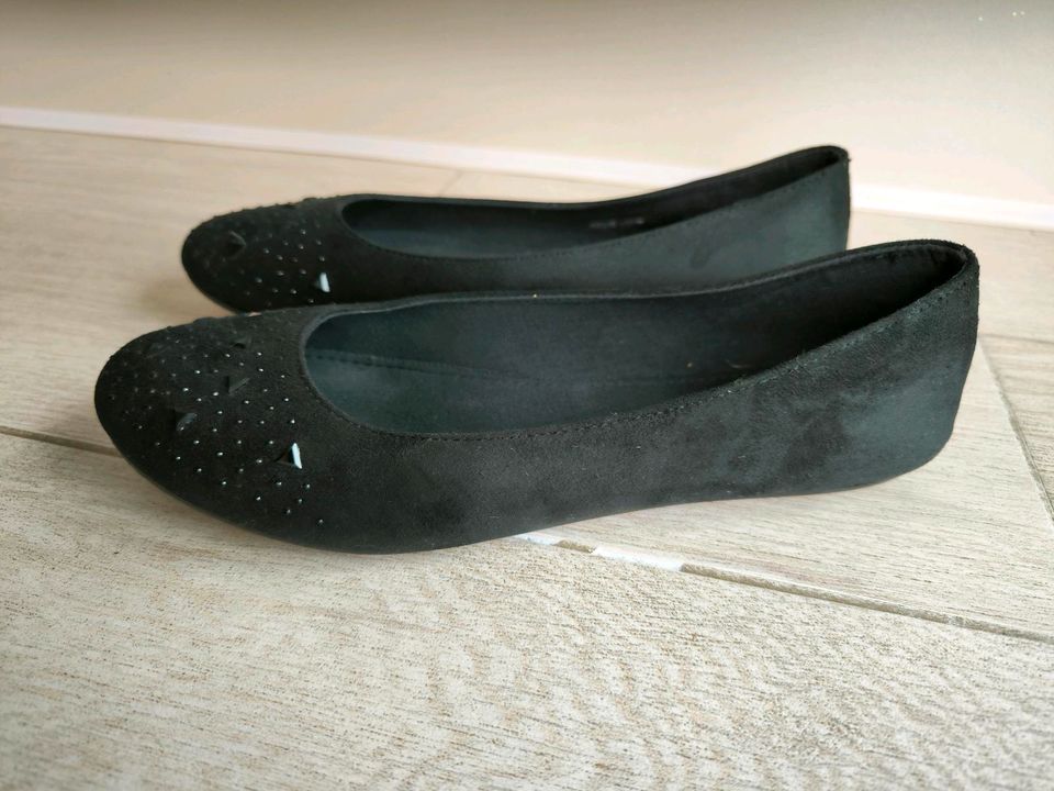 Schwarze Ballerinas Ballerina Schuhe flach Größe 37 in Hameln