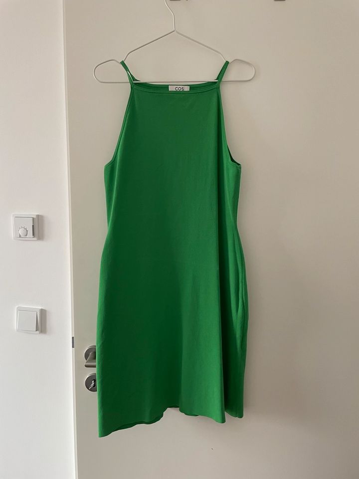 Cos Kleid in Grün in Berlin