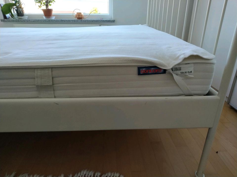 Doppel Bett Mittal weißit mit Qualitäta Matratze  und Lattenrost in München