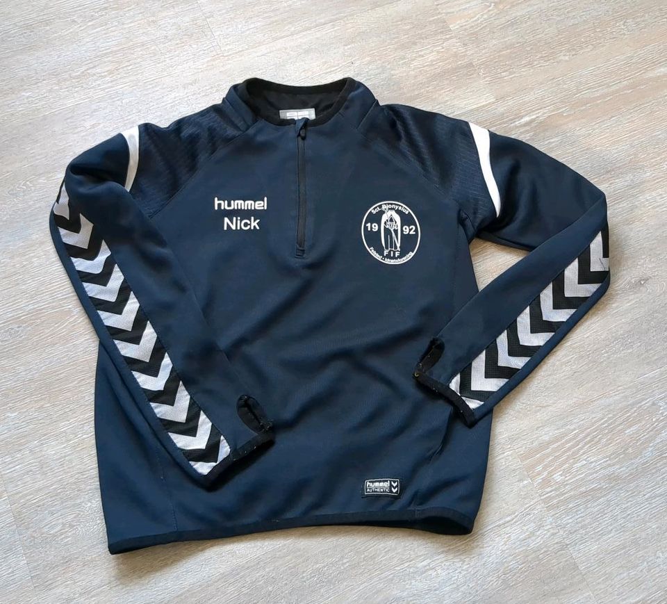 Hummel Trainingsjacke Oberteil Fussball Sport Gr. 140 in Bispingen