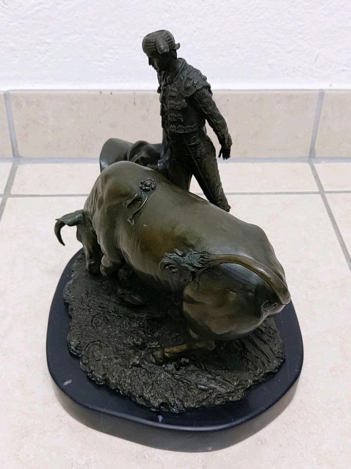 Bronze Skulptur Torrero mit Stier im Kampf signiert in Kriftel