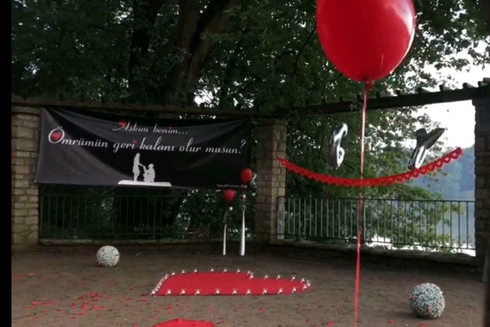 Heiratsantrag Banner Pankart Hochzeitsbogen roter Vip Teppich in Duisburg