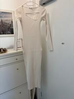 Zara figurbetontes Kleid Creme weiß Gr. M schräger Ausschnitt NEU Hessen - Glauburg Vorschau
