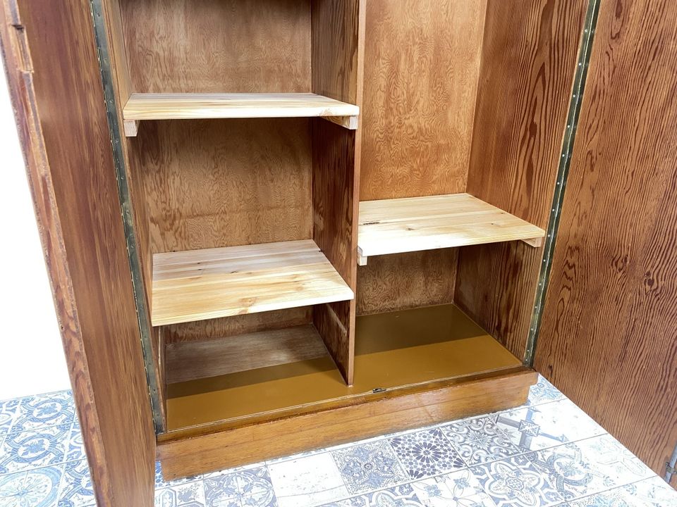 WMK Schlichter und sehr gut aufgeteilter antiker Kleiderschrank , vollholz, vermutlich Marke Eigenbau aus dem Kloster St. Gabriel # Schrank Wäscheschrank Schlafzimmerschrank Garderobe Wardrobe Vintage in Berlin