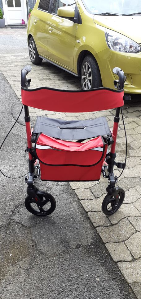 Roter Rollator in Warstein