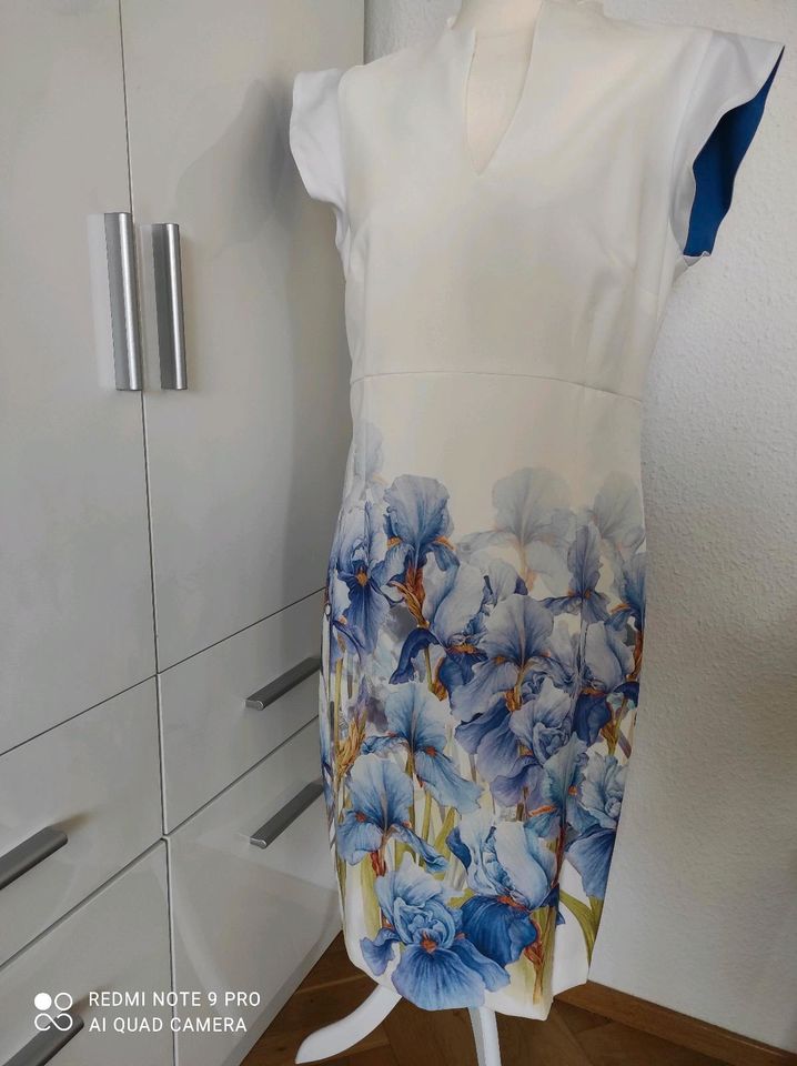 Wunderschönes Kleid mit Blumenmuster in Esslingen